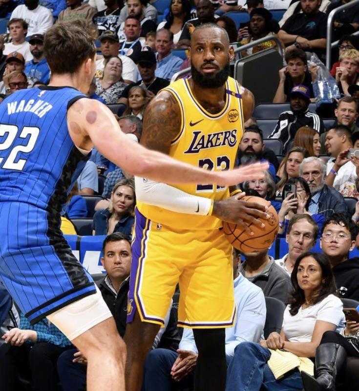 湖人大胜快船，詹皇三双领队取胜