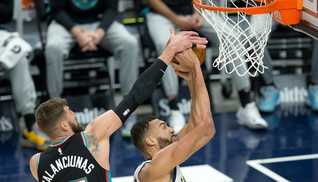 老鹰惊险逆转爵士，继续巩固东部前四位置的简单介绍