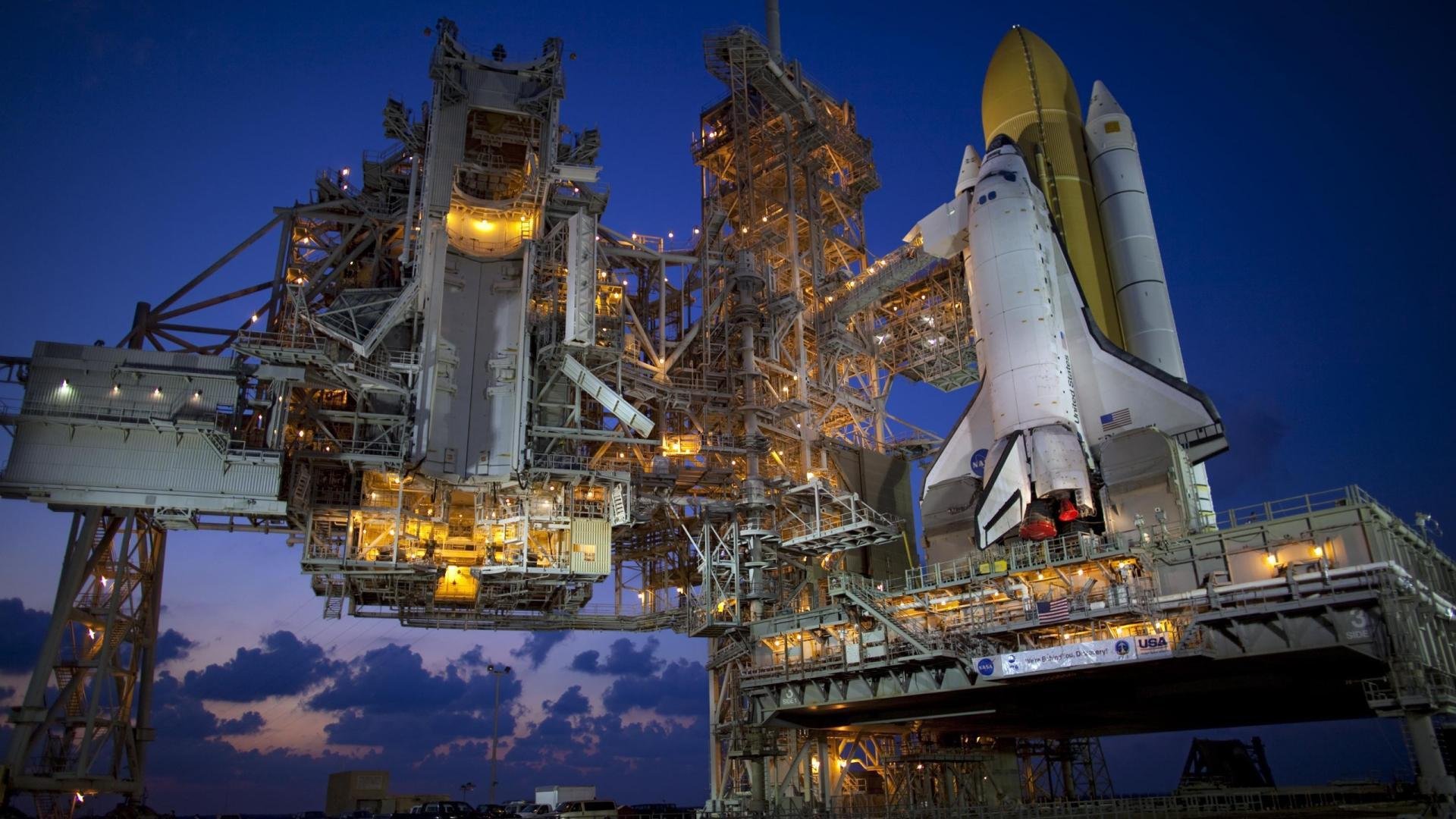 赛道与绿茵场的双线狂想曲，当红色闪电掠过，黄金一代在叹息中落幕